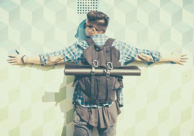 ヨガ動画 : ロンドンのヨガ男子 - 本物の男こそヨガするんだよ