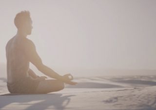 ヨガ動画 : 無機質な砂漠で全身の感覚が研ぎ澄まされるヨガフロー