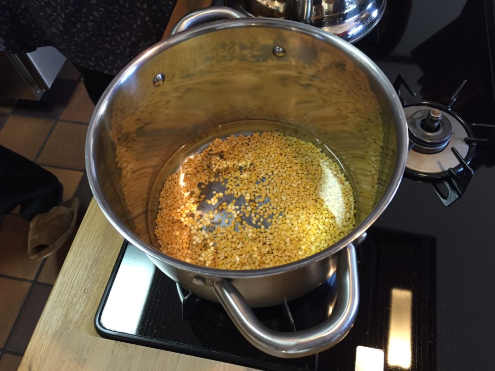 鍋にムングダル（緑豆）と水600ccを入れて茹でる。