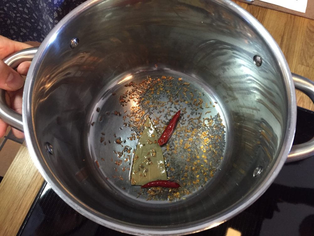 別の鍋を弱火にかけ、サラダ油を入れ、スパイス①を入れ、香りを出す。
