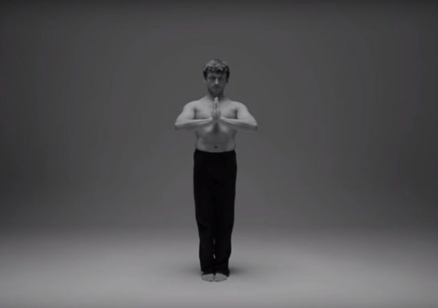 ヨガ動画: 強さとしなやかさを併せ持つヨガモーション