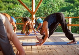 ヨガインストラクターのキャリアパスと給料・年収事情