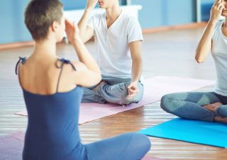 ヨガインストラクター資格種類・費用一覧と選ぶ上で大切なこと