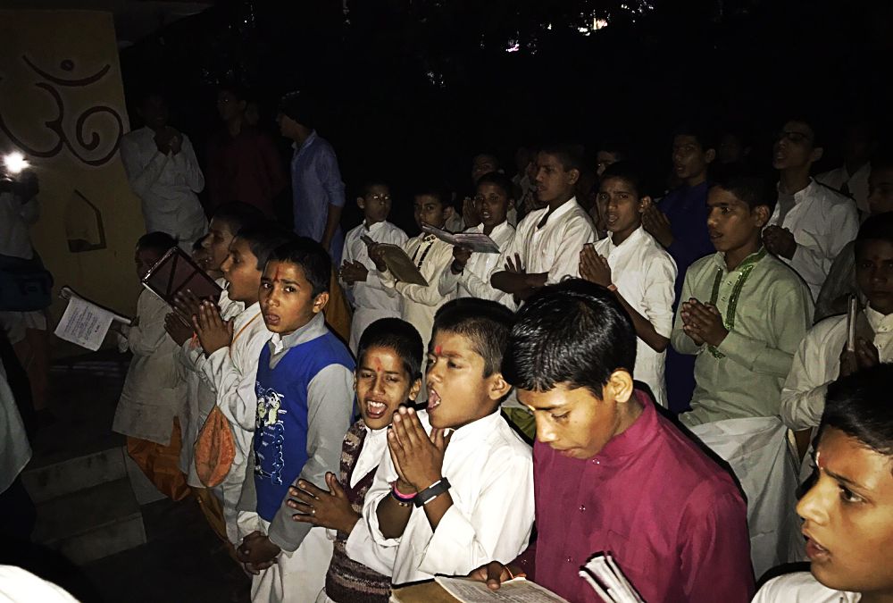 ヨガの聖地リシケシへの旅 リシケシの小学校の子供達がマントラを唱える