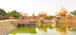 今から5000年ほど前には、この池には花々が咲き、この周りには、美しい花の咲く木々で囲まれていたという。