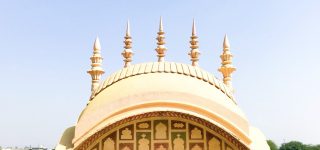 この池はシュリーマティー・ラーダーラーニーにたいへん愛しい池である。彼女は、女友だちのサキーたちとともに、ここで花を摘んだものである。ラーダーとクリシュナはここでさまざまな嬉戯をなした。