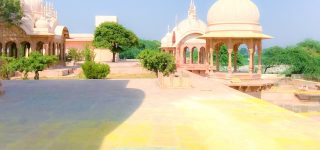 この宮殿は、18世紀中頃に建築され、ここにシュリー・クリシュナとシュリーマティー・ラーダーラーニーの蓮華の御足の足跡の石碑とともに、天井にはクリシュナの嬉戯の絵画が見事に描かれている。