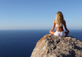 ヨガ動画: スペイン マヨルカ島の大自然の中で流れるヨガフロー