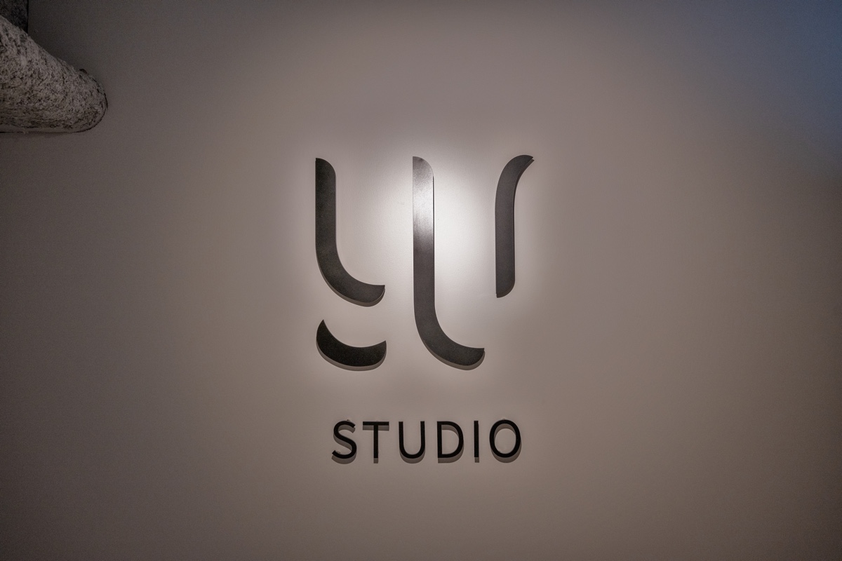 レセプションの壁に設置されたYu Studioのロゴです。