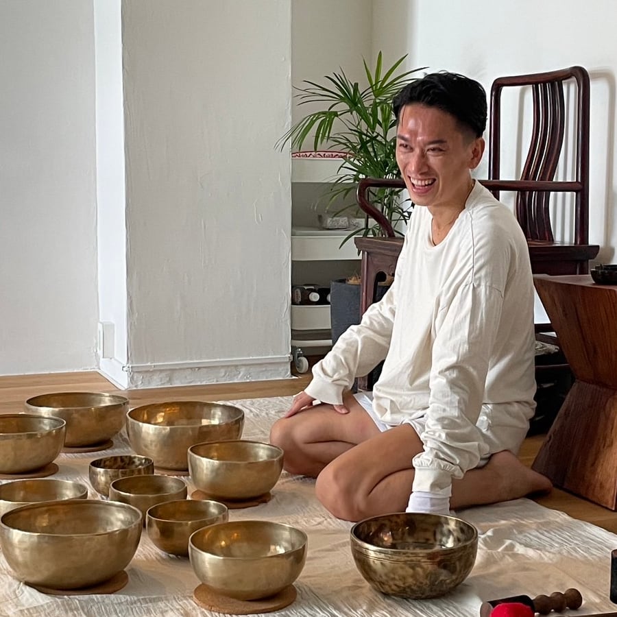 たかひろ ヨガインストラクター兼シンギングボウル演者 Singing Boy YOGA主宰。
